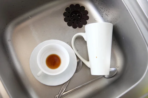 Помыть посуду. Белая посуда в раковине кухни . — стоковое фото