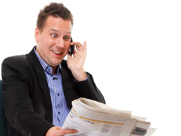 Man looks surprised while reading a newspaper — Stock Photo, Image