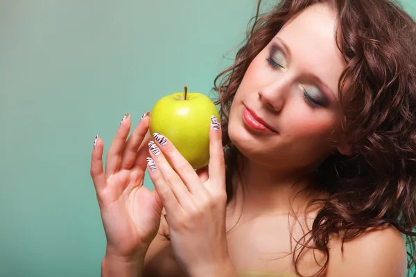 Mulher de primavera bonita com maçã. Conceito verde — Fotografia de Stock