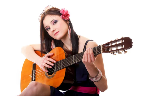 Chica de verano con guitarra sobre fondo blanco — Foto de Stock