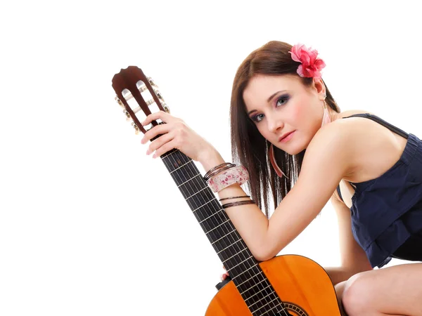 Chica de verano con guitarra sobre fondo blanco — Foto de Stock