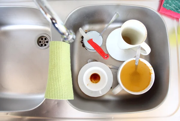 Dishwashing. White dishes in the kitchen sink. — Stock Photo, Image