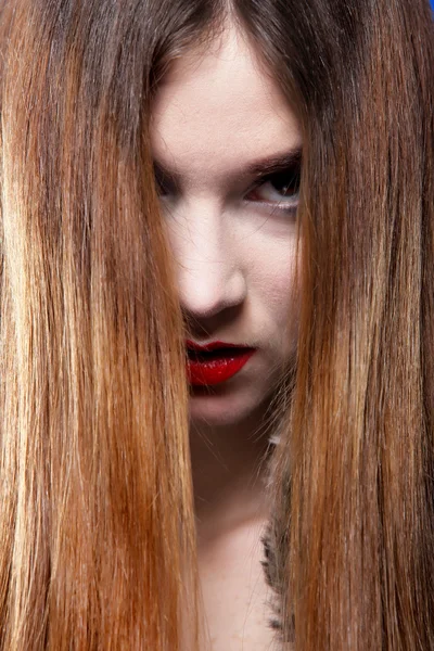 Kvinna glänsande rakt långt hår och make-up — Stockfoto