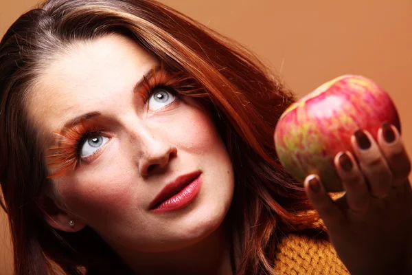 Höstens kvinna med äpple — Stockfoto