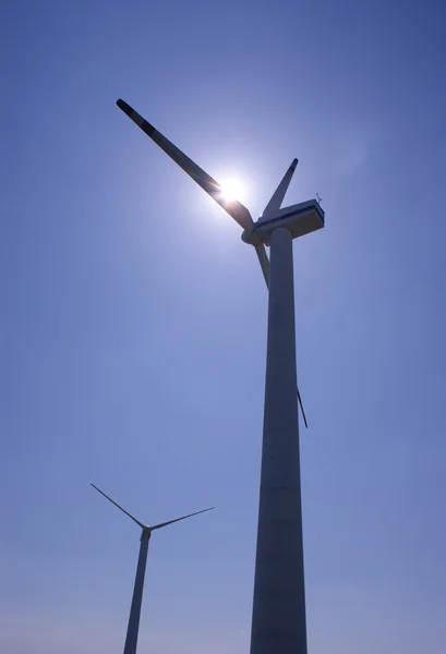 Ветряные турбины фермы на ясном голубом небе — стоковое фото