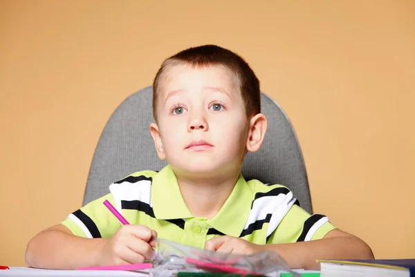 Young cute boy draws with color pencils — Stock Photo, Image