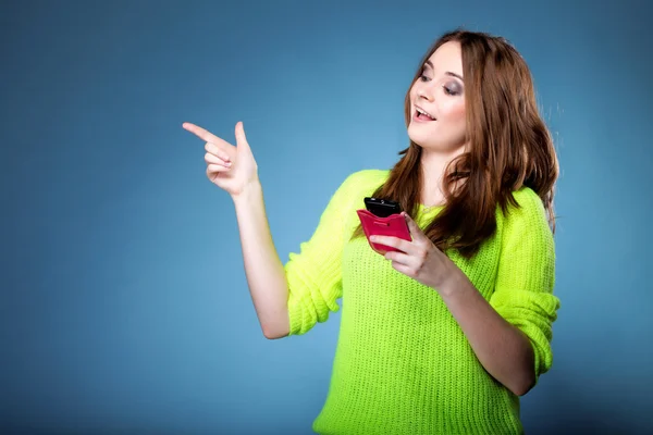 Chica feliz con el teléfono móvil apuntando — Foto de Stock