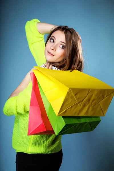 Jonge vrouw met papieren veelkleurige boodschappentas — Stockfoto