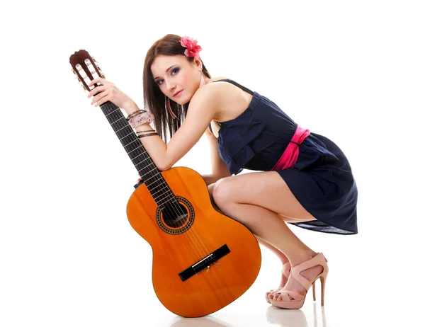 Sommermädchen mit Gitarre auf weißem Hintergrund — Stockfoto