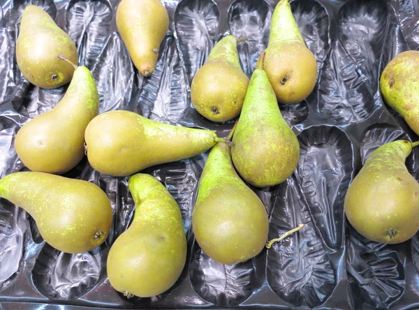 Groene peren vruchten in vak te koop, markt — Stockfoto