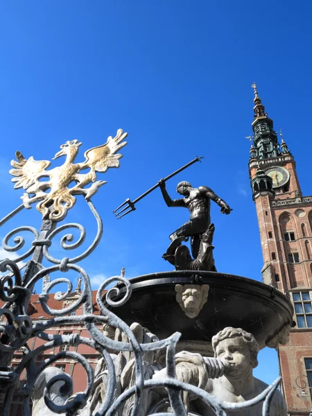 Fontein van Neptunus en het stadhuis in gdansk, Polen — Stockfoto