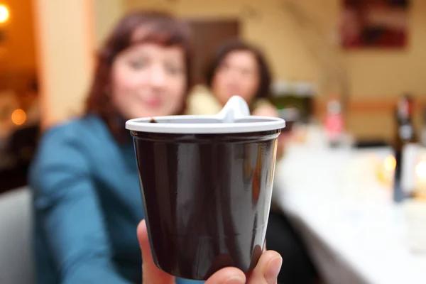 Женская рука с пластиковой чашкой кофе — стоковое фото