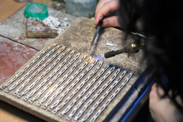 Handen van juwelier op werk zilveren solderen — Stockfoto