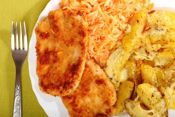 Fried chicken roasted potatos and carrot salad — Stock Photo, Image