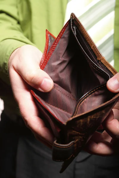 Lege portemonnee in mannelijke handen - arme economie — Stockfoto