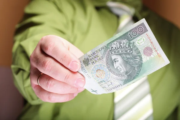 Affärsman hålla pengar 100 polska zloty — Stockfoto