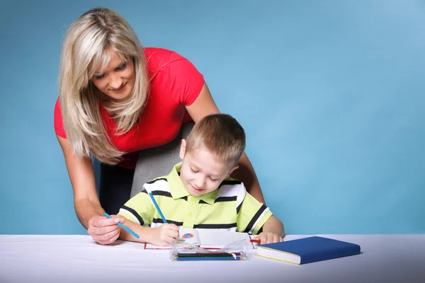 Moeder en zoon tekenen samen — Stockfoto