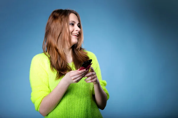 Menina feliz com telefone celular lê mensagem — Fotografia de Stock