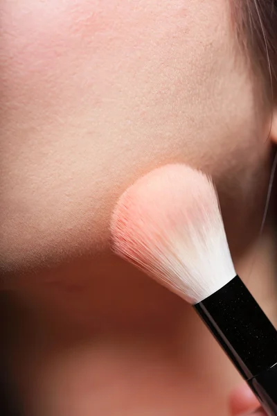 Maquillage en gros plan. Brosse à poudre cosmétique . — Photo