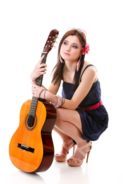 Летняя девушка с гитарой на белом фоне — стоковое фото