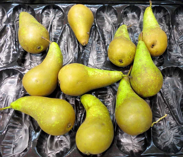 Peras verdes frutas en caja para la venta, mercado —  Fotos de Stock