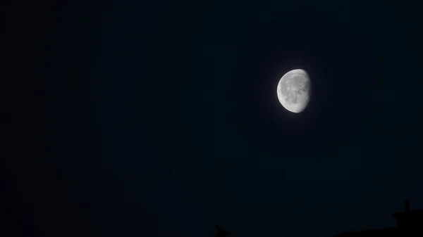 Cielo nocturno con luna — Foto de Stock