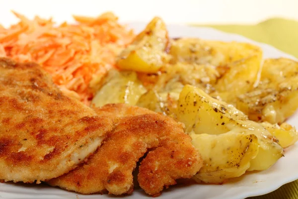 Fried chicken roasted potatos and carrot salad — Stock Photo, Image