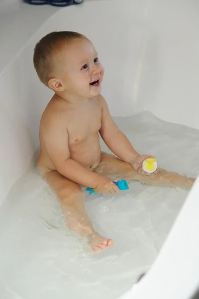 Menino pequeno tomando um banho brincando — Fotografia de Stock