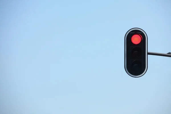 Red traffic lights against blue sky backgrounds — Stock Photo, Image