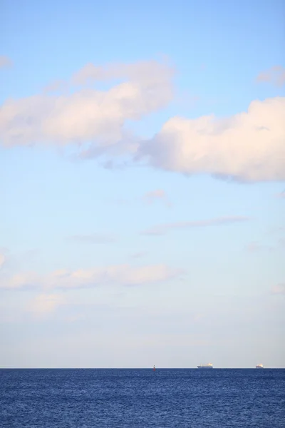 Céu azul nublado partindo para o horizonte mar de superfície azul — Fotografia de Stock