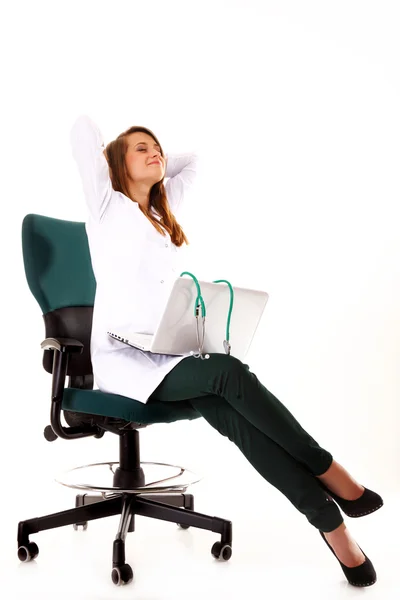 Kobieta lekarz pracuje na jej laptopie na białym tle — Zdjęcie stockowe