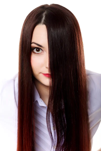 Женщина покрывает часть лица прямыми длинными волосами — стоковое фото