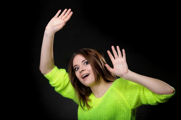 Šťastné smějící se dívka v zářivě živé barvy svetru — Stock fotografie