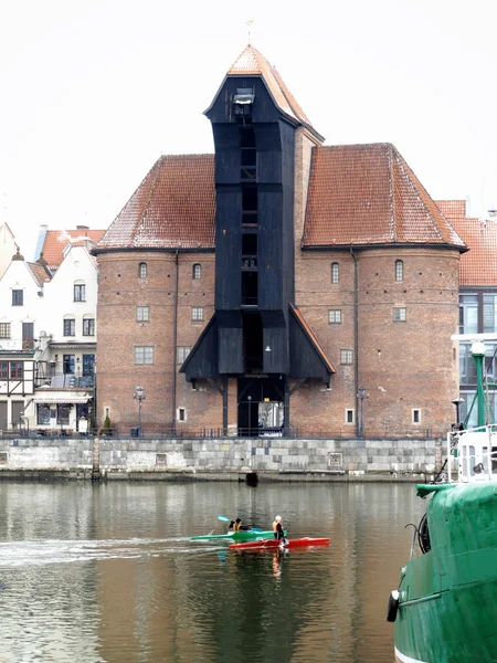 El río Moltawa y la grúa en Gdansk, Polonia —  Fotos de Stock