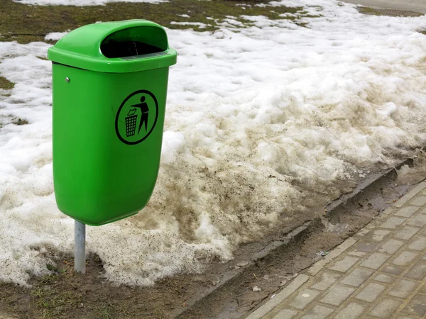 Zielony kosz na śmieci lub kosz na śmieci na ulicy — Zdjęcie stockowe