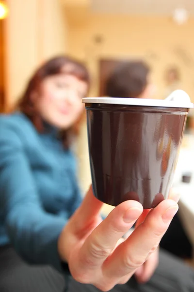 Main de femme avec tasse de café en plastique — Photo