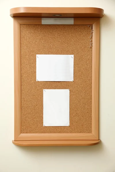Notizpapier auf Korkpappe geheftet Hintergrund — Stockfoto