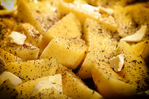 Сырой картофель со специями, готовый к жарке — стоковое фото