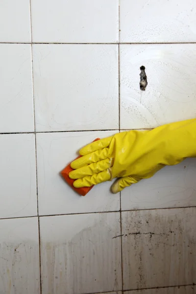 Cleaning of dirty old tiles in a bathroom — Stock Photo, Image