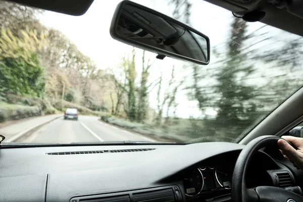 La mano del conductor en un volante de un coche — Foto de Stock