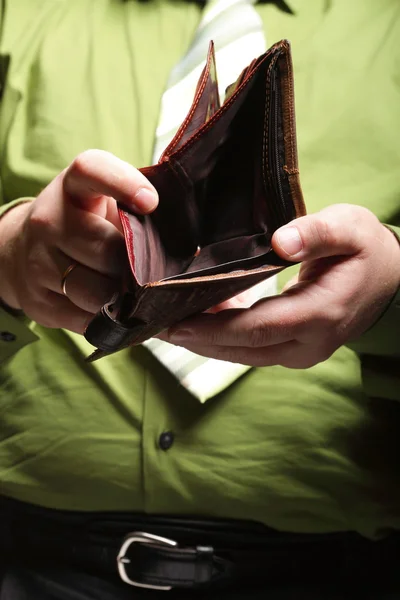 Порожній гаманець у чоловічих руках - погана економіка — стокове фото