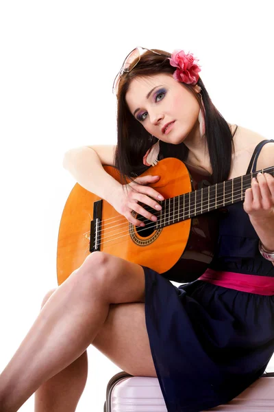 Menina de verão com guitarra no fundo branco — Fotografia de Stock