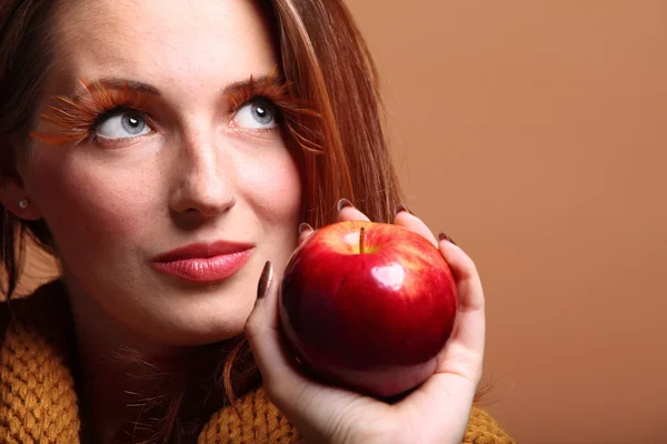 Herfst vrouw apple mode vrouwelijke-wimpers — Stockfoto