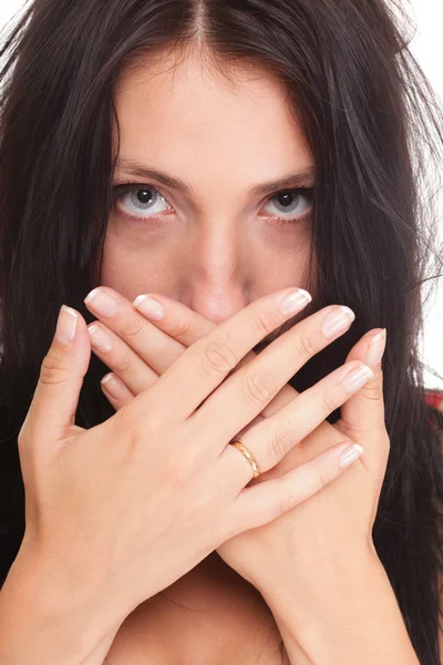 Jovem mulher cobrindo a boca ambas as mãos isoladas — Fotografia de Stock