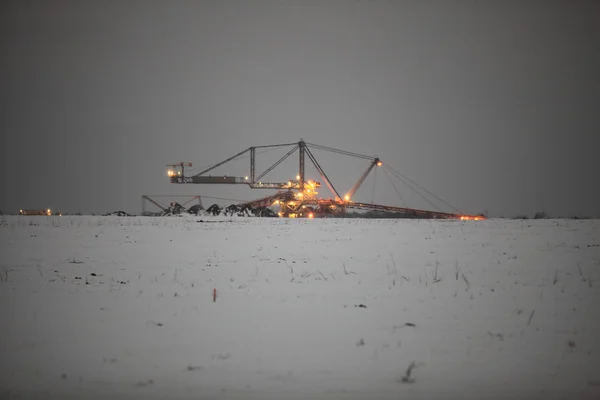 巨大的挖掘机在一个煤开放的夜晚 — 图库照片
