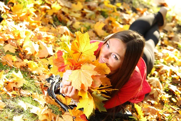秋天的女人枫叶背景 — 图库照片