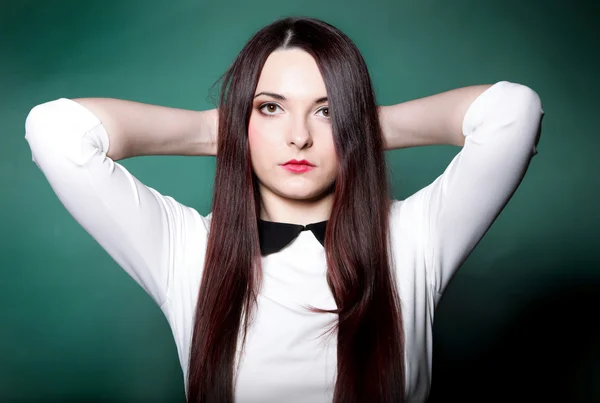 Mujer recta pelo largo maquillaje posando — Foto de Stock