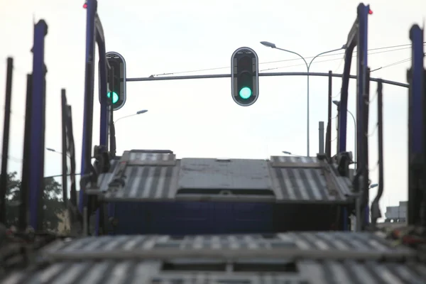 Boş araç taşıyıcı kamyon şehir yolunda — Stok fotoğraf