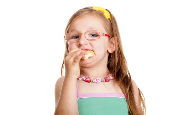 Menina comendo pão fazendo diversão isolada — Fotografia de Stock