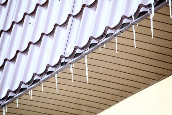 Icicles on a roof — Stock Photo, Image